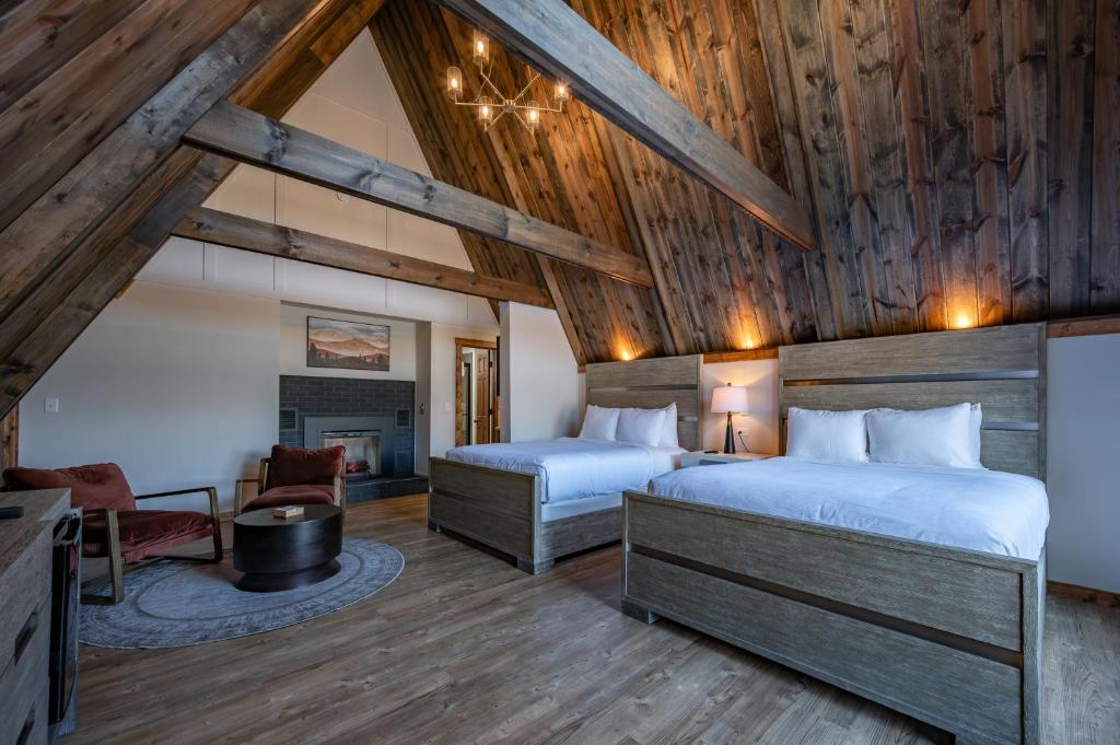 Ένα ή περισσότερα κρεβάτια σε δωμάτιο στο Cove Creek Lodge 207 Standard Double Queen Fireplace Room