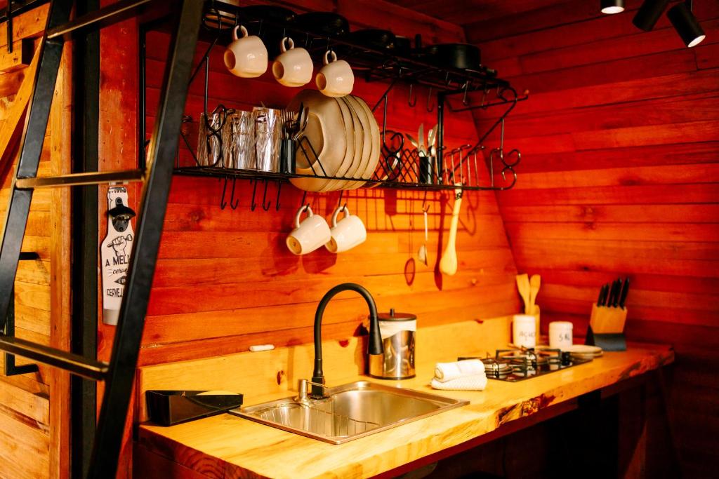 Dapur atau dapur kecil di Chalés Recanto do Vale - TUCANO