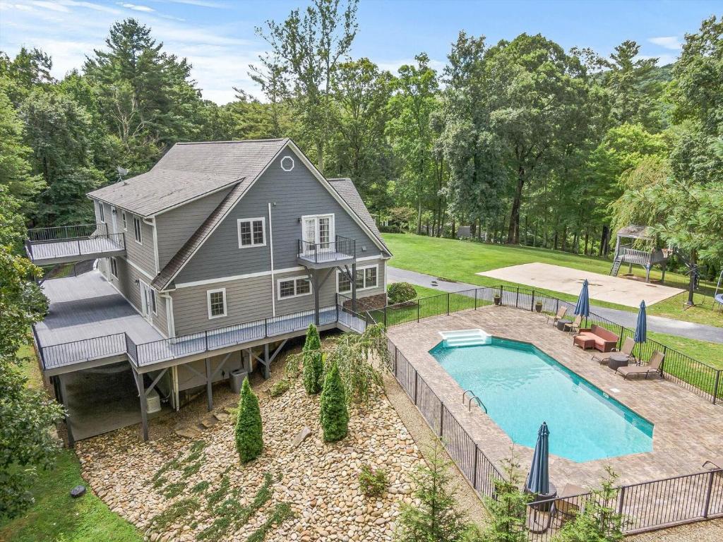 Πισίνα στο ή κοντά στο Secluded Luxury Home with Pool and Hot Tub in ASHEVILLE 15 min to Downtown