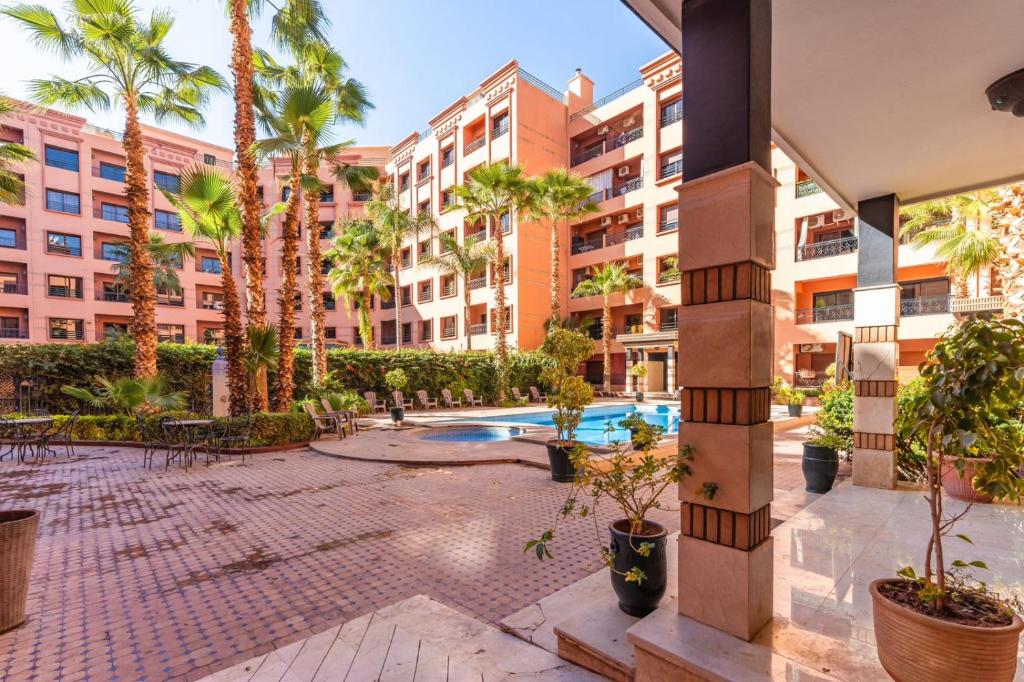 Bazén v ubytovaní Top localisation, neuf, Piscine et une vue balcon alebo v jeho blízkosti
