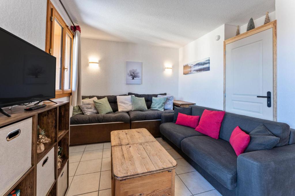 un salon avec un canapé et une télévision dans l'établissement Résidence Le Balcon Des Airelles - Appartement duplex pour 7 personnes aux Orres 1800 MAE-9344, aux Orres