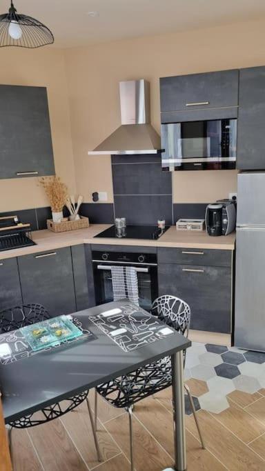 Kuchyň nebo kuchyňský kout v ubytování Studio refait à neuf classé 3 étoiles