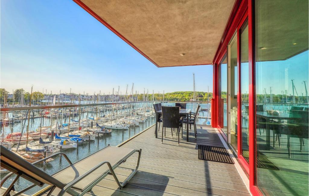 einen Balkon mit Blick auf einen Yachthafen mit Booten in der Unterkunft Passatvilla - Apartment 5 in Travemünde