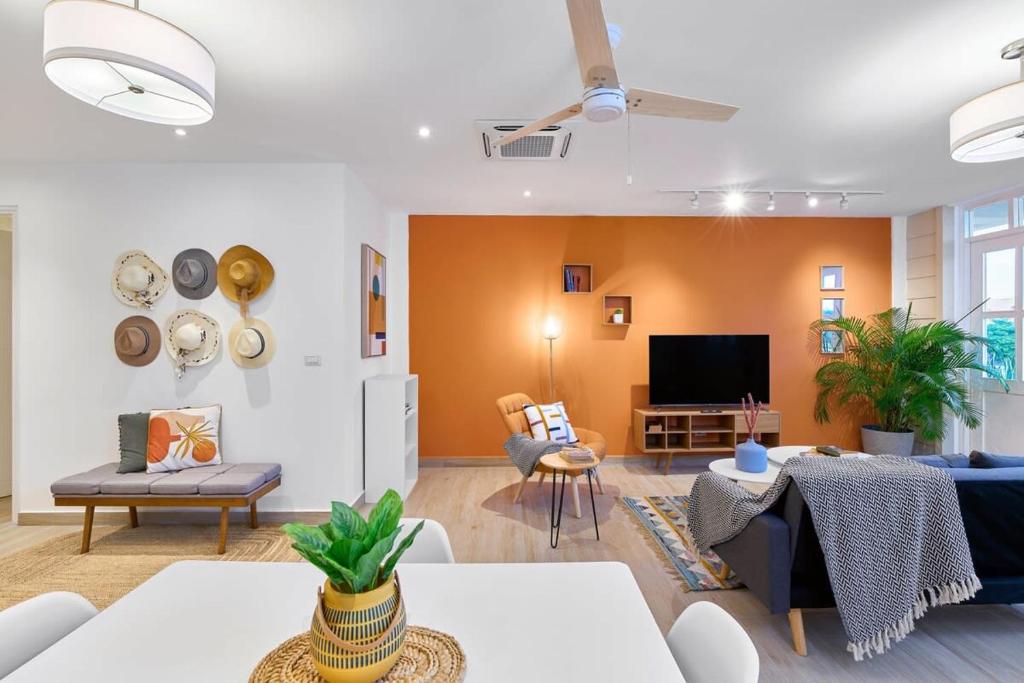 Una sala de estar con un sofá y un televisor. en Casa La Costa By Wynwood House, en Panamá