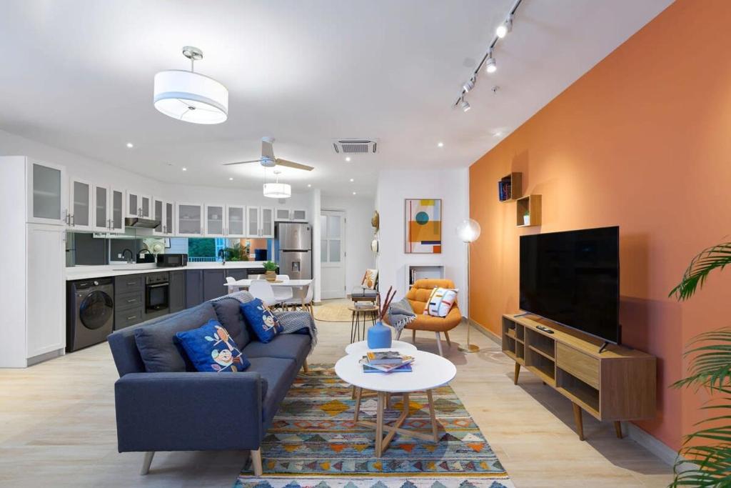 Una sala de estar con un sofá y un televisor. en Casa La Costa By Wynwood House, en Panamá