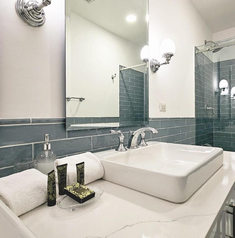 Un baño de Casa La Costa By Wynwood House