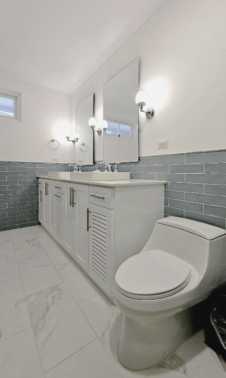 Un baño de Casa La Costa By Wynwood House