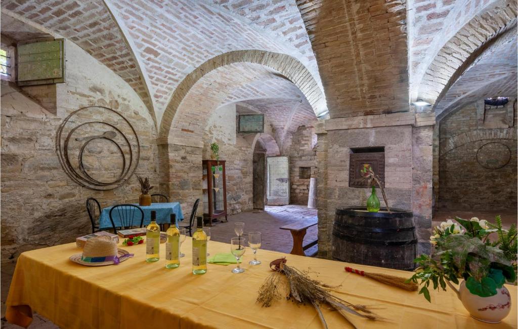 duży pokój ze stołem i butelkami wina w obiekcie Valguerriera - Sorgo w mieście Apecchio