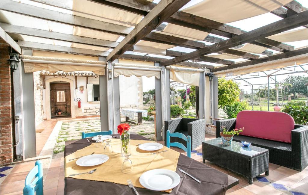 A seating area at 4 Bedroom Stunning Home In Arenella