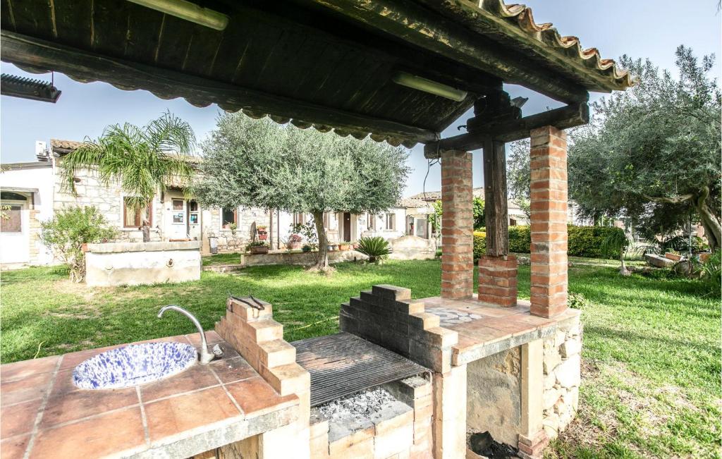 A garden outside 4 Bedroom Stunning Home In Arenella