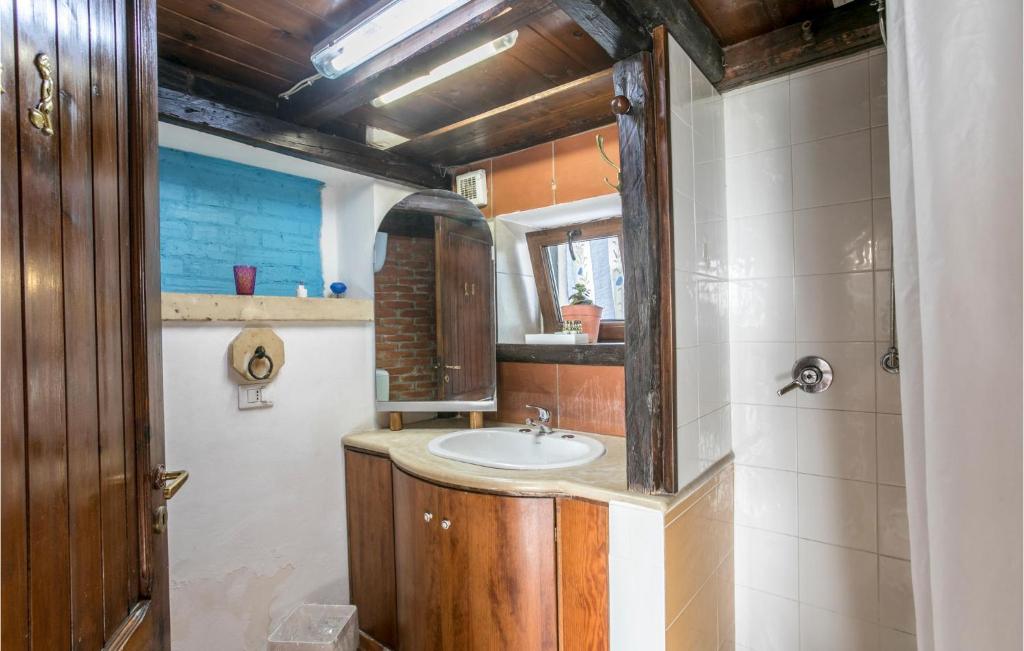 A kitchen or kitchenette at 4 Bedroom Stunning Home In Arenella