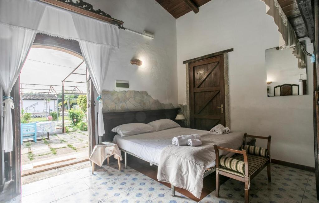 A bed or beds in a room at 4 Bedroom Stunning Home In Arenella