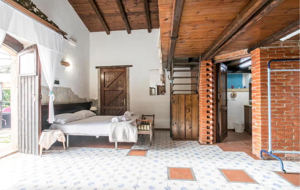 A bed or beds in a room at 4 Bedroom Stunning Home In Arenella