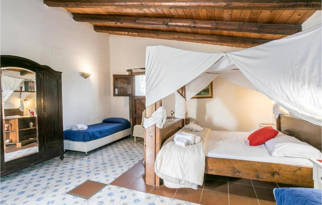 A bed or beds in a room at 4 Bedroom Stunning Home In Arenella