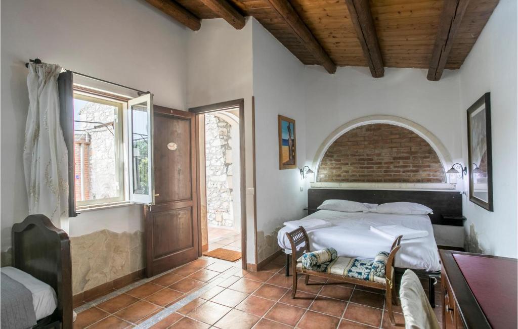 A bed or beds in a room at 4 Bedroom Stunning Home In Arenella