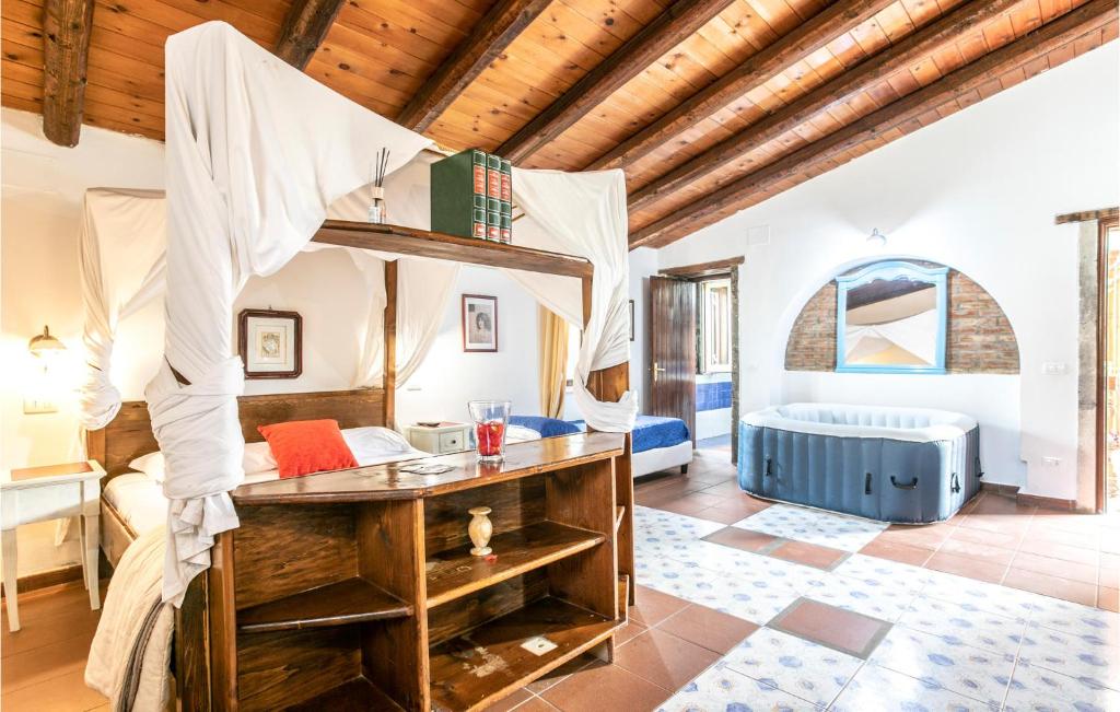 A bed or beds in a room at 4 Bedroom Stunning Home In Arenella