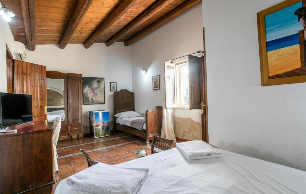 A bed or beds in a room at 4 Bedroom Stunning Home In Arenella