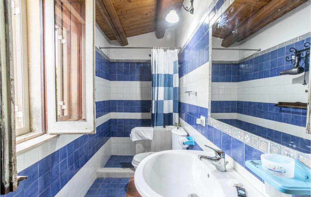 A bathroom at 4 Bedroom Stunning Home In Arenella
