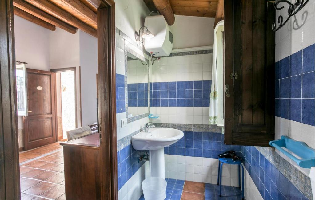 A bathroom at 4 Bedroom Stunning Home In Arenella