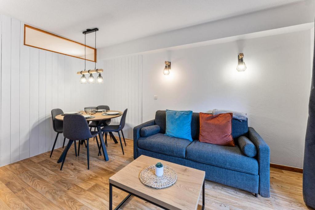 un salon avec un canapé bleu et une table dans l'établissement Résidence Les Hauts De Preclaux - Appartement 2 pièces au pied des pistes MAE-6481, aux Orres