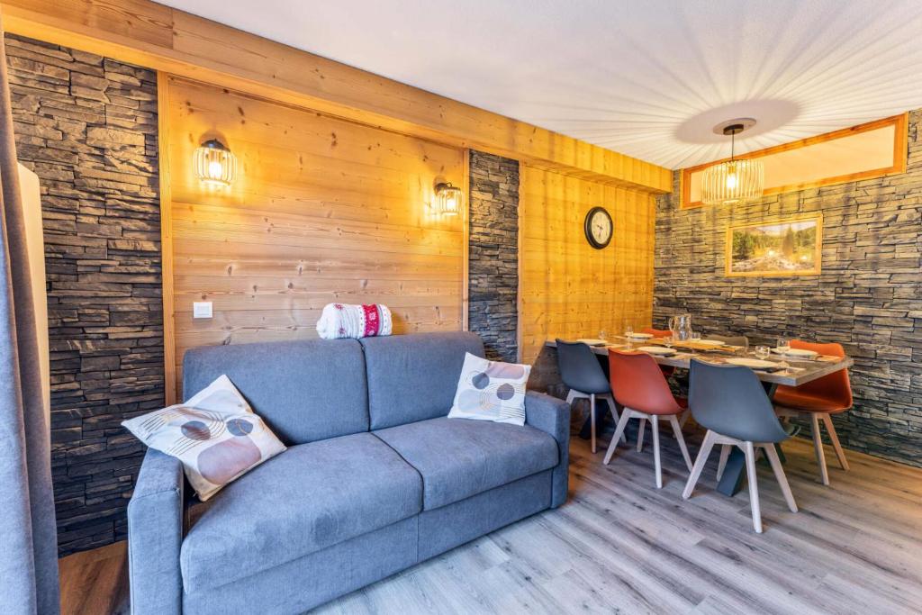 un salon avec un canapé et une table dans l'établissement Résidence Les Hauts De Preclaux - Appartement rénové avec terrasse face aux pistes MAE-3431, aux Orres