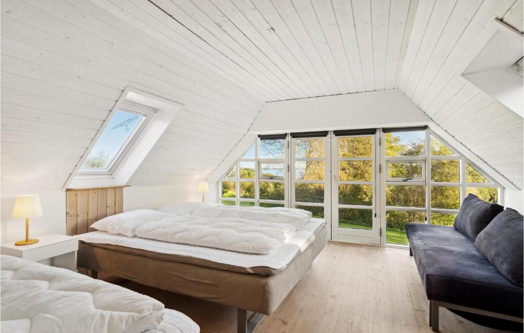 Postel nebo postele na pokoji v ubytování 3 Bedroom Cozy Home In Løgstrup