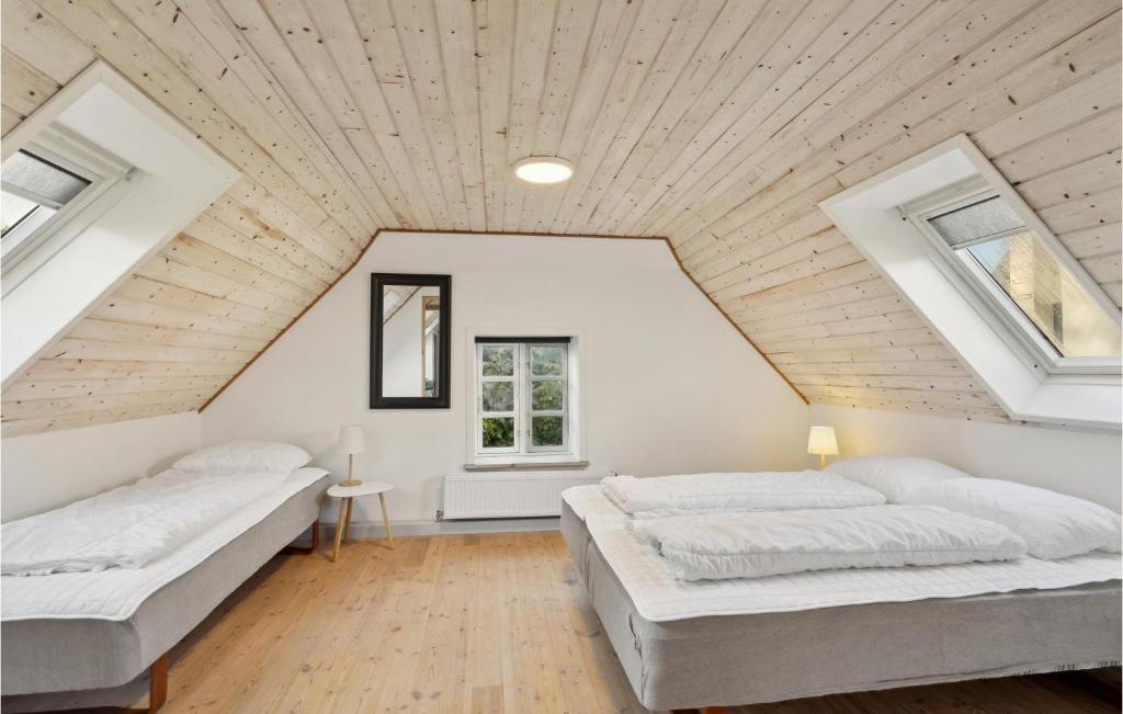 Postel nebo postele na pokoji v ubytování 3 Bedroom Cozy Home In Løgstrup