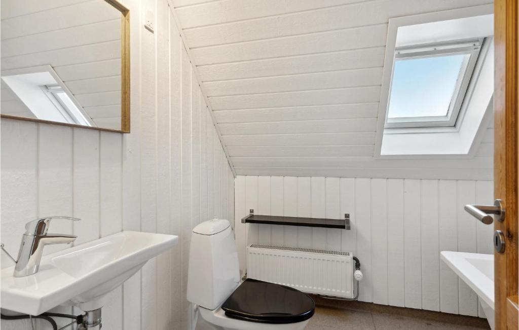 Koupelna v ubytování 3 Bedroom Cozy Home In Løgstrup