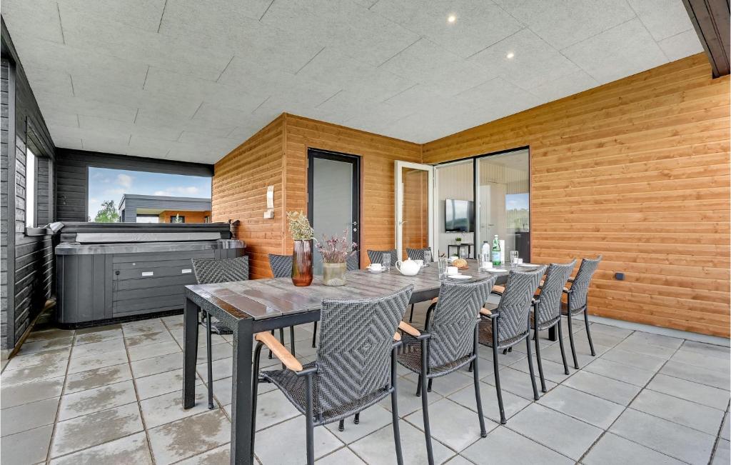 4 Bedroom Awesome Home In Løgstrup - Vakantiehuis Met Vier Slaapkamers