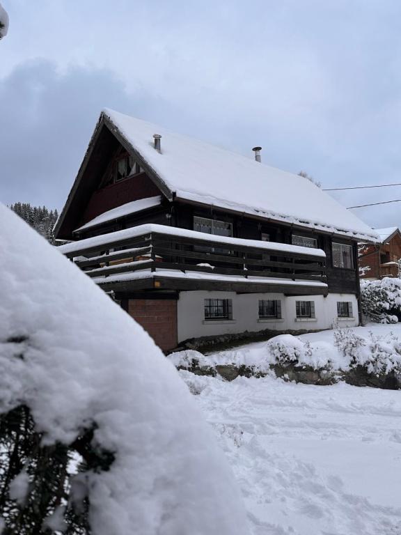 une maison recouverte de neige devant dans l'établissement L'atout coeur, à Ban-sur-Meurthe-Clefcy