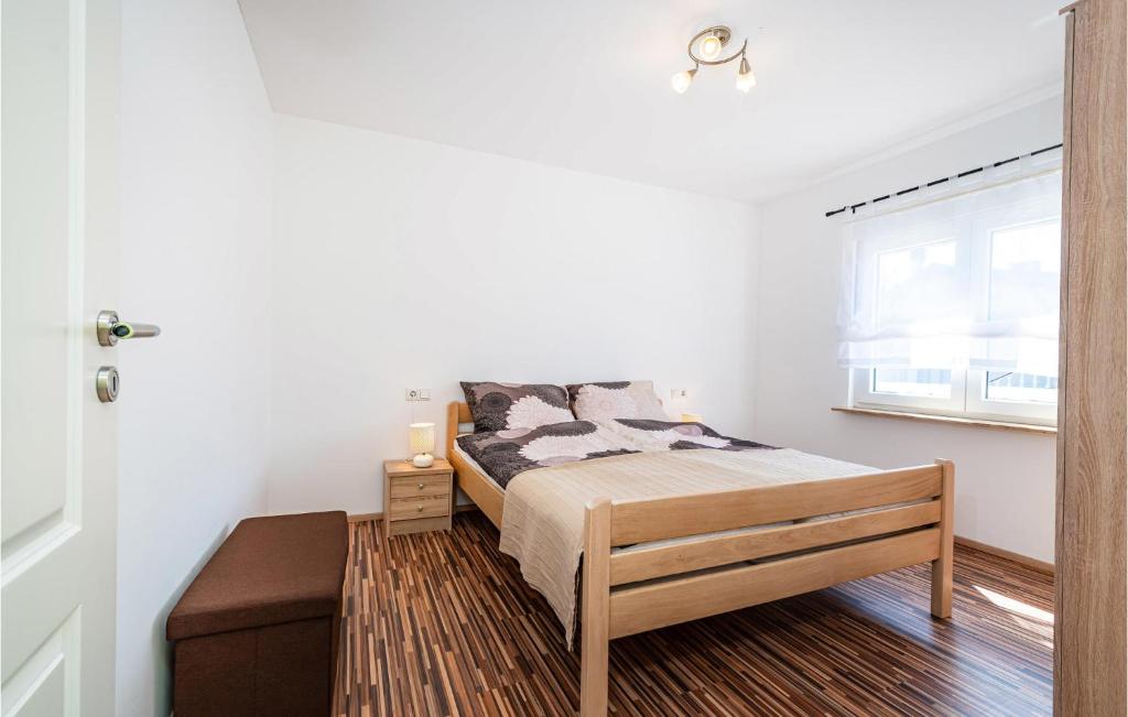 Posteľ alebo postele v izbe v ubytovaní Beautiful Apartment In Karin Gornji
