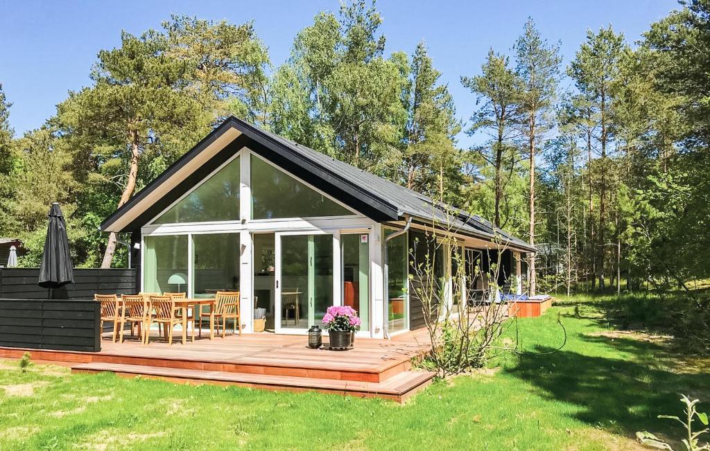 Κήπος έξω από το Three-Bedroom Holiday Home In Hasle