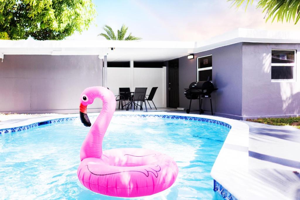 un flamenco rosa en una piscina en Plumeria Housing, en Fort Lauderdale