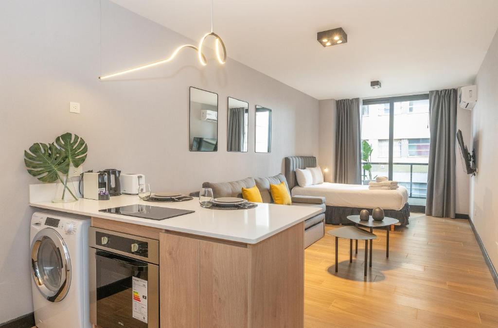 ブエノスアイレスにあるLive Soho Boutique Apartments Arcosのキッチン、リビングルーム(洗濯機、乾燥機付)