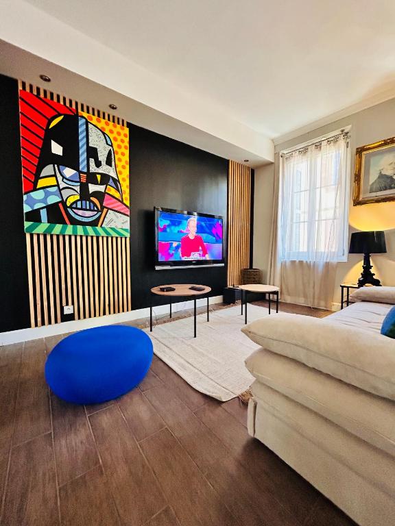 un salon avec un canapé et une télévision dans l'établissement Appartement COSY centre Ajaccio, à Ajaccio