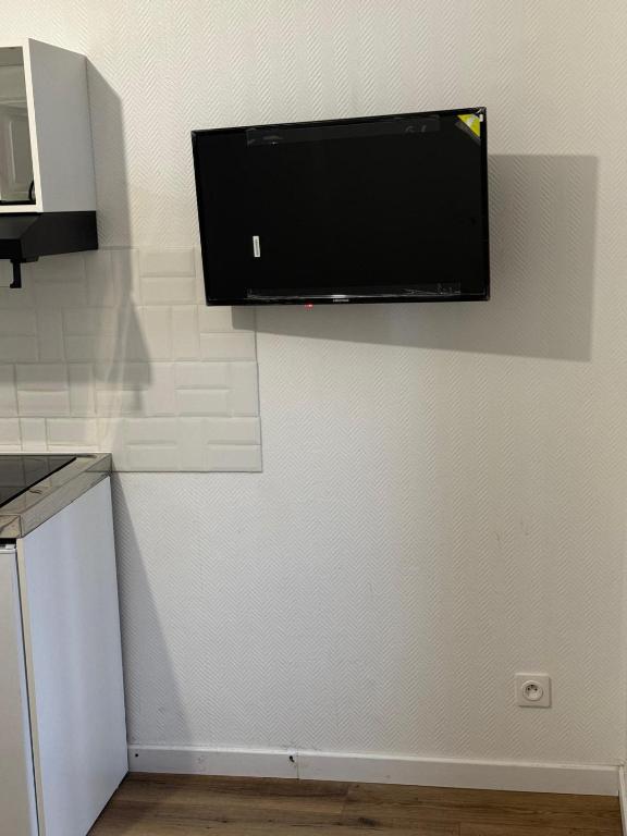 un téléviseur à écran plat accroché au mur dans l'établissement Proche de Kindarena à 10 min de Rouen, à Déville-lès-Rouen
