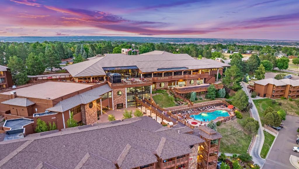 Bazén v ubytování Cheyenne Mountain Resort, a Destination by Hyatt Hotels nebo v jeho okolí