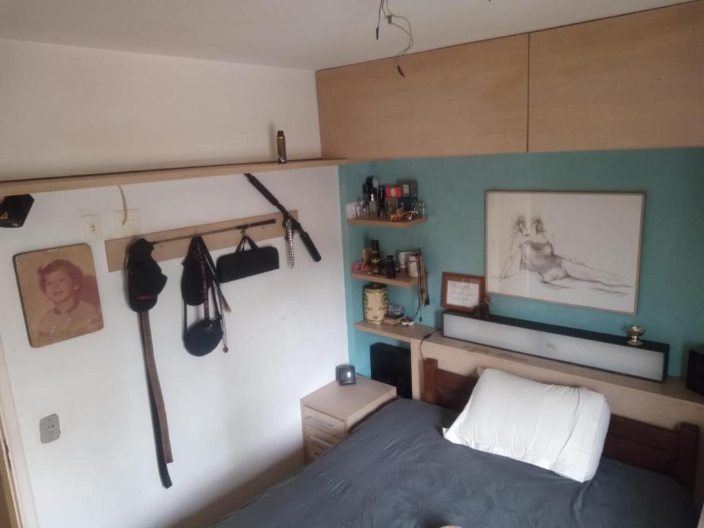 een slaapkamer met een bed in een kamer bij inegociável por 3 anos in Sao Paulo