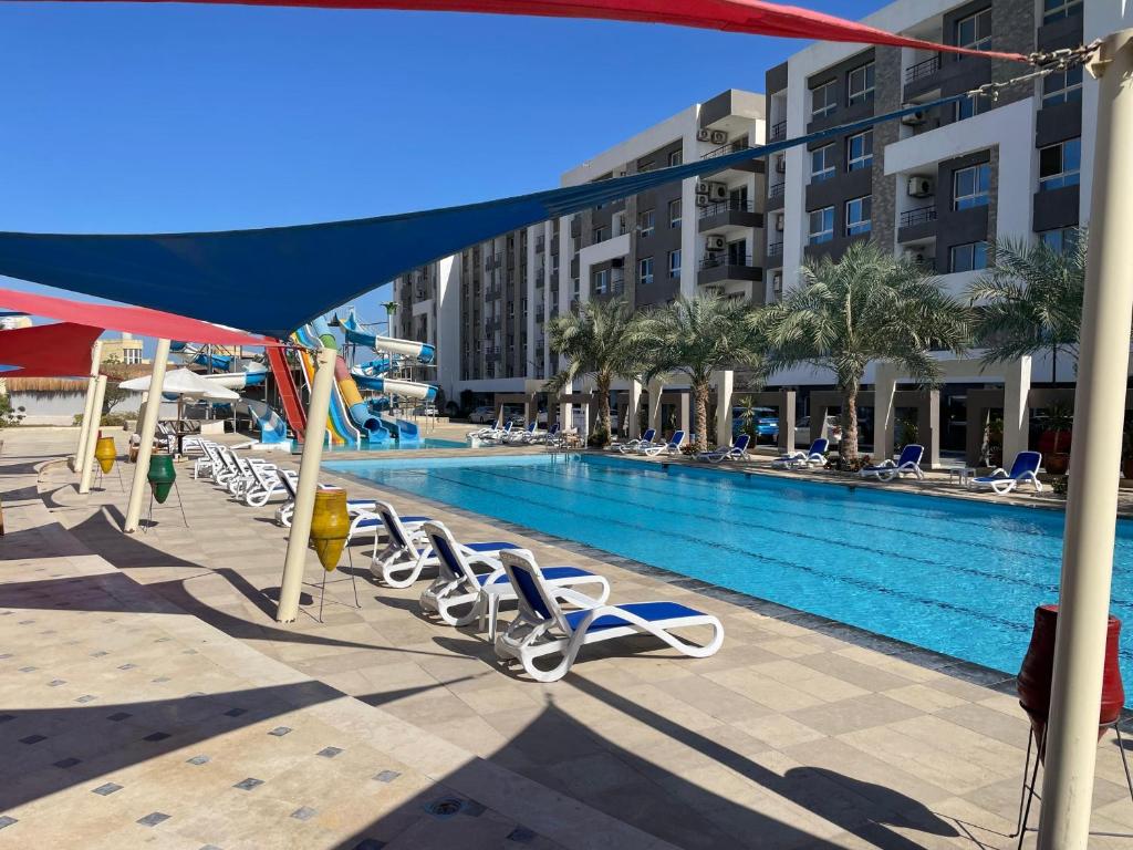 Bazén v ubytování Fanadir bay resort nebo v jeho okolí
