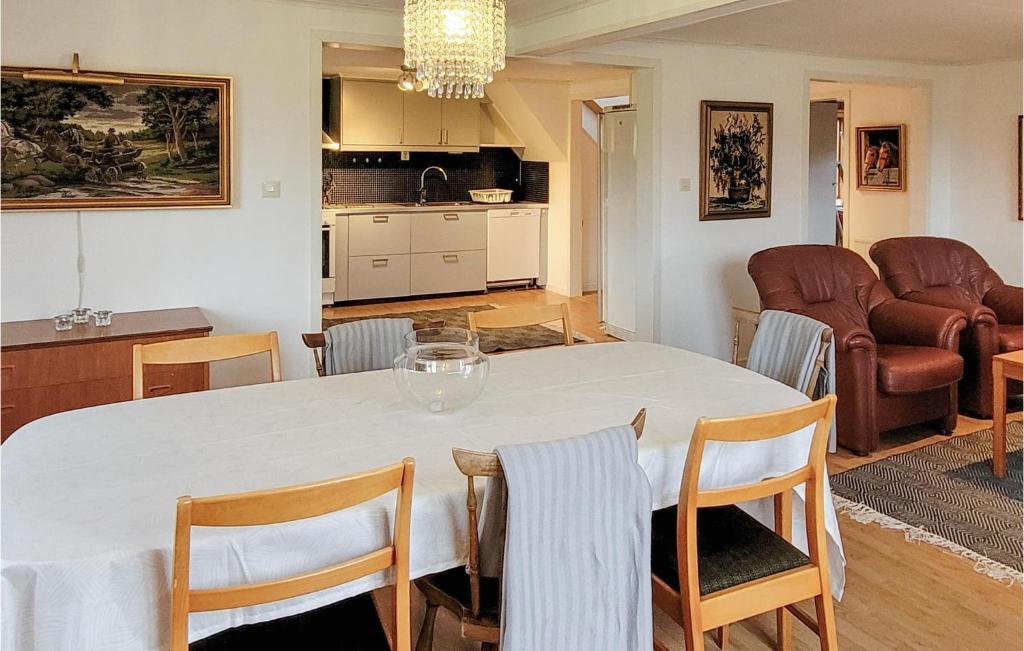 Kuchyň nebo kuchyňský kout v ubytování Gorgeous Home In Eksjö With Kitchen
