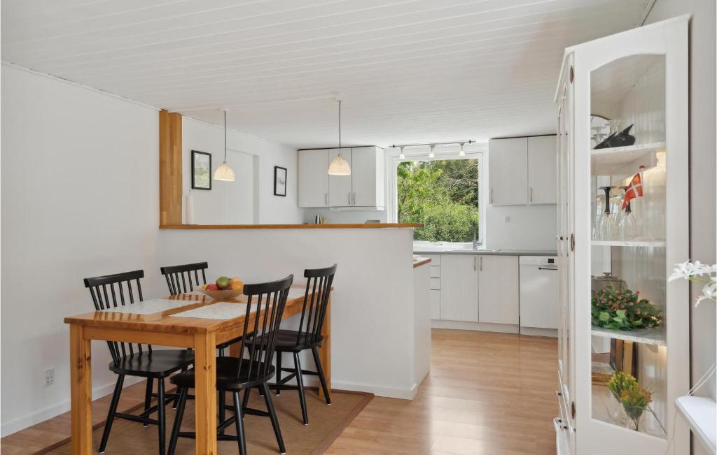 Kuchyň nebo kuchyňský kout v ubytování 2 Bedroom Gorgeous Home In Vordingborg