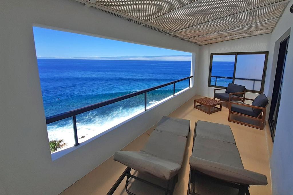 ein Zimmer mit Balkon und Meerblick in der Unterkunft Yellow House in Jardim do Mar