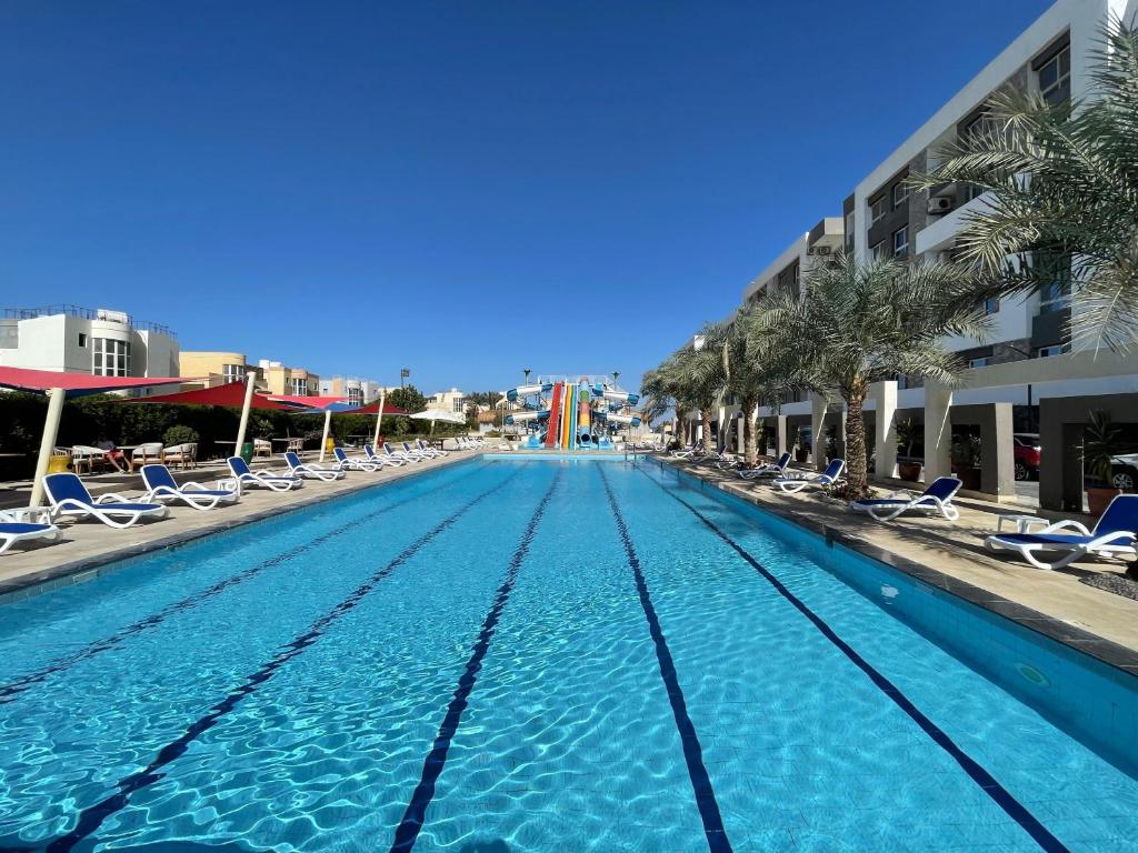 Bazén v ubytování Fanadir bay resort nebo v jeho okolí