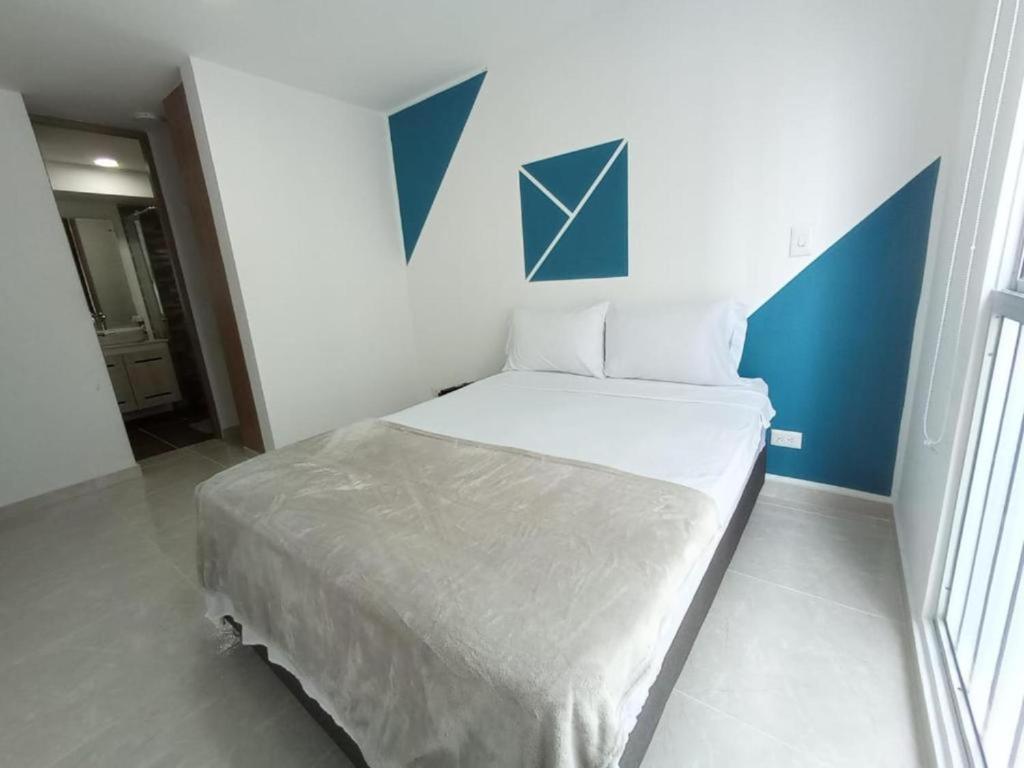 Rúm í herbergi á Apartamentos en Club Residencial