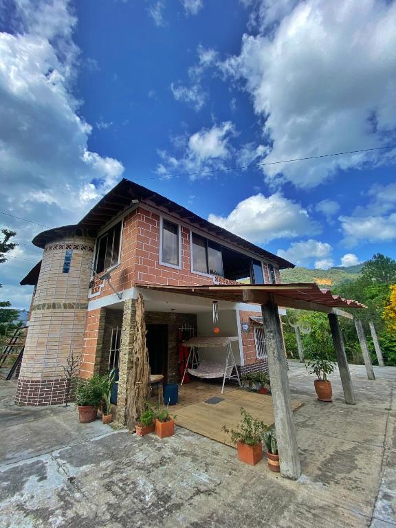 una casa en construcción con techo en Finca Kikua, en San Rafael