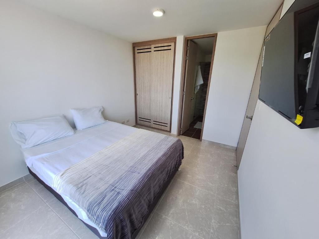 Rúm í herbergi á Apartamentos en Club Residencial