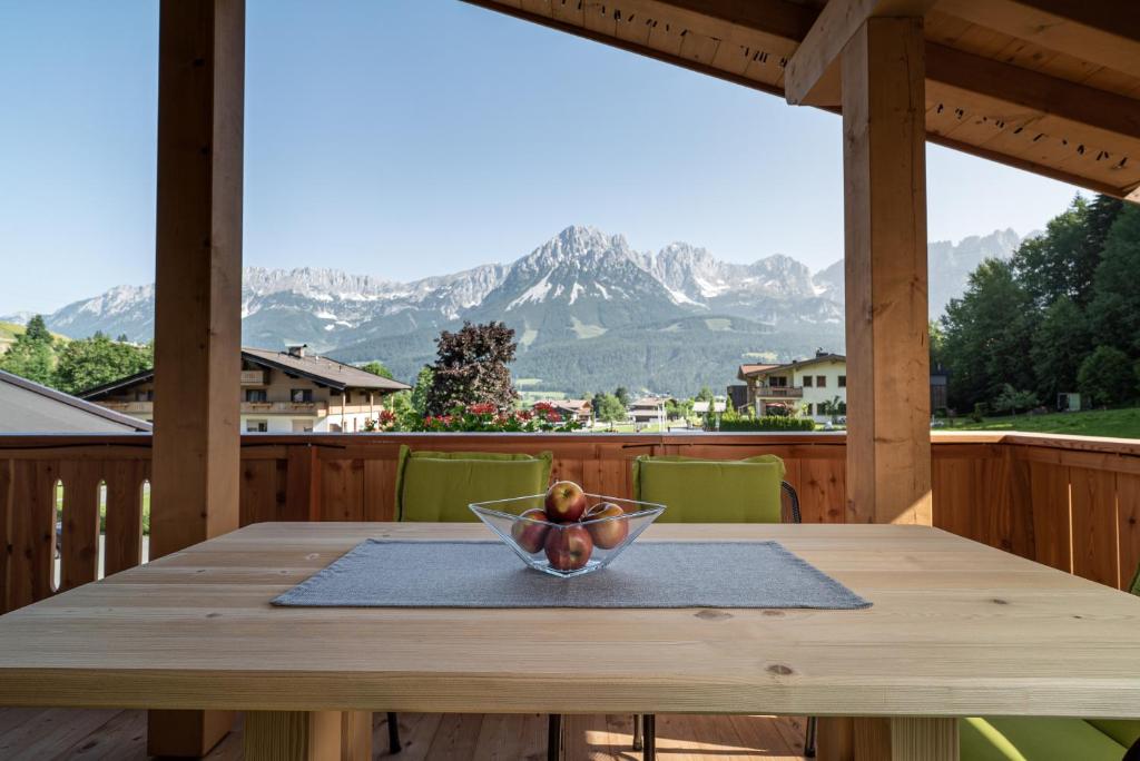 een fruitschaal op een tafel op een dek bij Haus Auermühle in Ellmau
