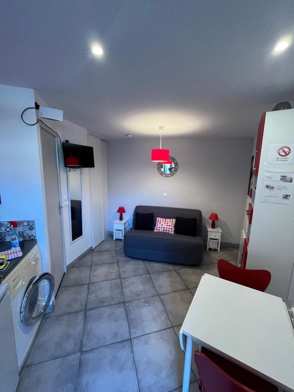 un salon avec un canapé et une table dans l'établissement pTIT HUGO, à Saint-Nectaire