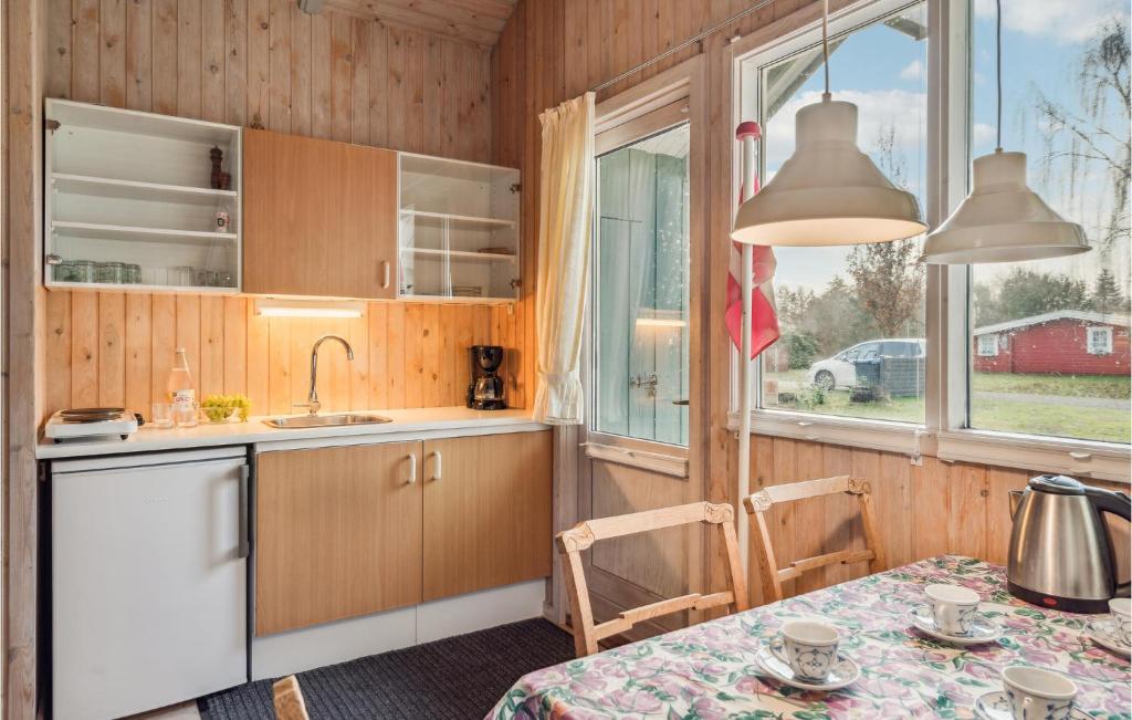 Kuchyň nebo kuchyňský kout v ubytování Nice Home In Hovborg With Wifi