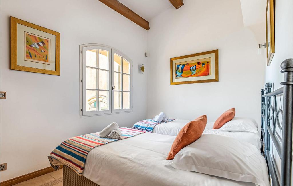 Posteľ alebo postele v izbe v ubytovaní Stunning Home In Les Adrets-De-Lestére